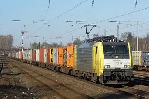 海上コンテナを引く列車