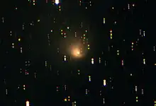 太陽から20億km(約13.3au)離れた位置にあるときに撮影されたヘール・ボップ彗星。太陽から遠い位置にあるにも関わらずコマや僅かに曲がった尾が見える。