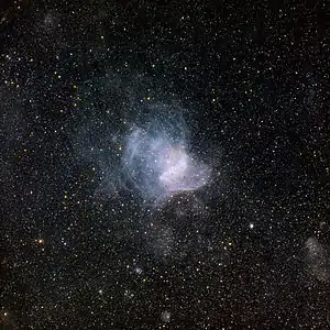 視野30'のNGC 346の画像の周囲にはうっすらとした星雲構造が見える。