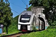マキンジャウリ駅近くのトンネルを走行中のGRS形電車