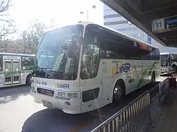 車両と路線が固定されていた時代のエアロバス・516号車。左が渋谷・新宿線時代、右が大阪線時代。