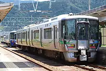2番のりばで縦列停車するえちごトキめき鉄道（奥側）とあいの風とやま鉄道の車両（2015年6月）