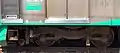 ET127-8の電動台車DT61A系。低床化のため209系のDT61形と異なり中央部が凹んでいる(2020年8月)
