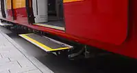 プラットホームとの間にステップを展開するET 2010（路面電車区間、ハイルブロン市内）