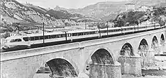 日本国外の優等列車左:TEEに使用されたイタリアのセッテベッロ(ETR300型電車)右:台湾の自強号(左)と普悠瑪号(右)
