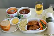上位の座席クラスの機内食