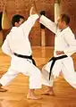 写真1a：「右上段追い突き」を右揚げ受けに防ぐ
