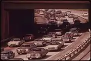 1973年のクリーブランドの様子。走行するほぼ全ての自動車が箱型デザインであることがわかる。