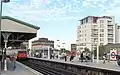 イースト・パットニー駅のプラットホームと南から来た列車が到着 (2006年、9月)