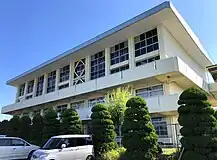 東校舎三階・四階部分は体育館。低層階は、図書室、家庭科室、図工室、コンピュータールーム、ジャンボルーム、PTA室等を備える。