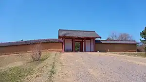 秋田城の復元された外郭東門と築地塀(2022年4月)