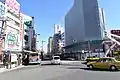 パニックシーンが撮影されたJR蒲田駅東口、北緯35度33分44.71秒 東経139度43分02.52秒﻿ / ﻿北緯35.5624194度 東経139.7173667度﻿ / 35.5624194; 139.7173667