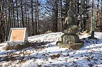 本峰の東峰頂上に祀られている薬師如来の石像