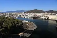 展望回廊からの東側の眺望沼津港の背後に沼津アルプスの香貫山、その左奥に箱根山