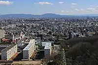 平和公園アクアタワー展望室から望む猿投山（中央）（名古屋市千種区、2017年（平成29年）2月）