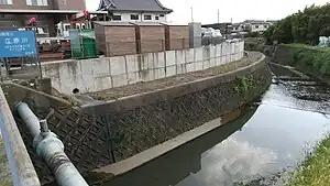 画面左下から右上に向かって左に曲がりながら流れる江原川。右上が下流方向。