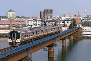 関屋分水橋梁を渡るE129系(2021年1月 青山駅 - 関屋駅間)