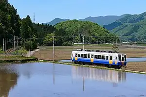 勝山永平寺線を走行するモハ5001形電車(2022年4月 発坂駅 - 比島駅間)