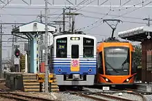普通電車の島式ホーム（左）と福井鉄道直通電車の低床ホーム（右）