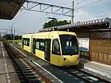 低床ホームに停車中のえちぜん鉄道L形電車（2016年8月）