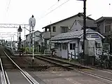 全景（左、ホーム・右、駅舎）