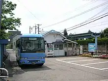 新保・大和田巡回バスあおぞらくん(旧車両)と駅舎