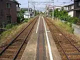 複線（撮影時）の線路内にある、狭い島式ホーム