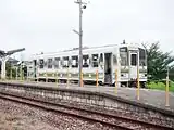越前東郷駅に停車中の一乗谷行き表示の旧塗装のキハ120形気動車（2005年7月）