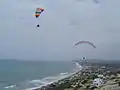 クルシタ海岸のパラグライダー