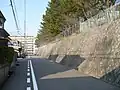 枝吉城の西側の切り崩された崖