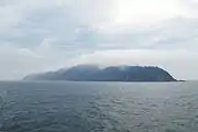 沖から望む島根半島東端と美保関灯台（右端）