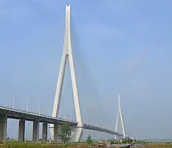 黄岡市浠水県側から望む鄂東長江大橋。対岸は黄石港区