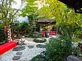母屋から展望する日本庭園には樹齢数百年の多くの木々が茂る。