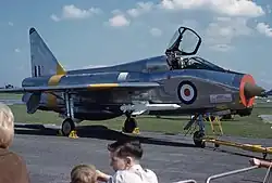1964年のファーンボロ航空ショーで一般展示中の ライトニング T.4(XM974, c/n 95074)。第74飛行隊の所属機。