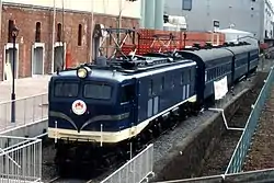 特急色通称ブルトレ色塗装のEF5891(1987年8月9日ビアステーション恵比寿。現役時代は特急色塗装になったことはなかった)