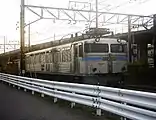 EF81 304 更新工事施工後の形態前面に青帯が入っている。（2003年10月）