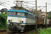 灯具類を一体化し前面下部に設置したEF81 451