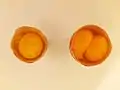 Comparison of an egg and a maxi egg with a double-yolk - Opened (2/2)