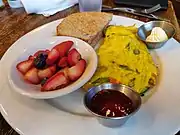 朝食のオムレツ、ほうれんそう入り（米国、ワシントンD.C.）
