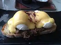 ステーキ・アンド・エッグのオープンサンドイッチ