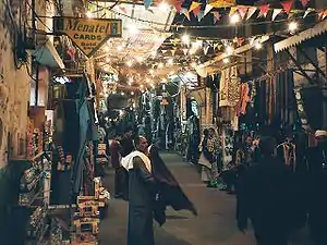 エスナの夜の観光市場