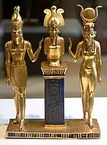 3神の像(中央ラピスラズリの柱の上にいるのがオシリス、左側にホルス、右側にイシス)、エジプト第22王朝。ルーブル美術館所蔵