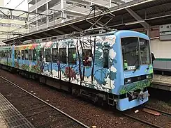 「ギャラリートレイン・こもれび」塗装変更時にスカートが追加されている815号車西側と816号車東側（左）は春と夏、815号車東側と816号車西側（右）は秋と冬が表現されている