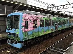 「ギャラリートレイン・こもれび」塗装変更時にスカートが追加されている815号車西側と816号車東側（左）は春と夏、815号車東側と816号車西側（右）は秋と冬が表現されている