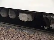 パンタグラフ(左)とDH-25 電動空気圧縮機(右)