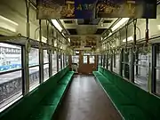 723号車(左、シート黄緑色)と721号車(右、シート緑色)の車内