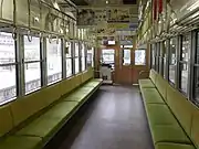 723号車(左、シート黄緑色)と721号車(右、シート緑色)の車内