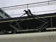 パンタグラフ(左)とDH-25 電動空気圧縮機(右)