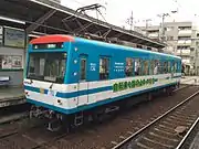 シモガーモ・パトレインパトカーを模した西側側面(左)と大型輸送車を模した東側側面(右)