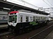 シモガーモ・パトレインパトカーを模した西側側面(左)と大型輸送車を模した東側側面(右)